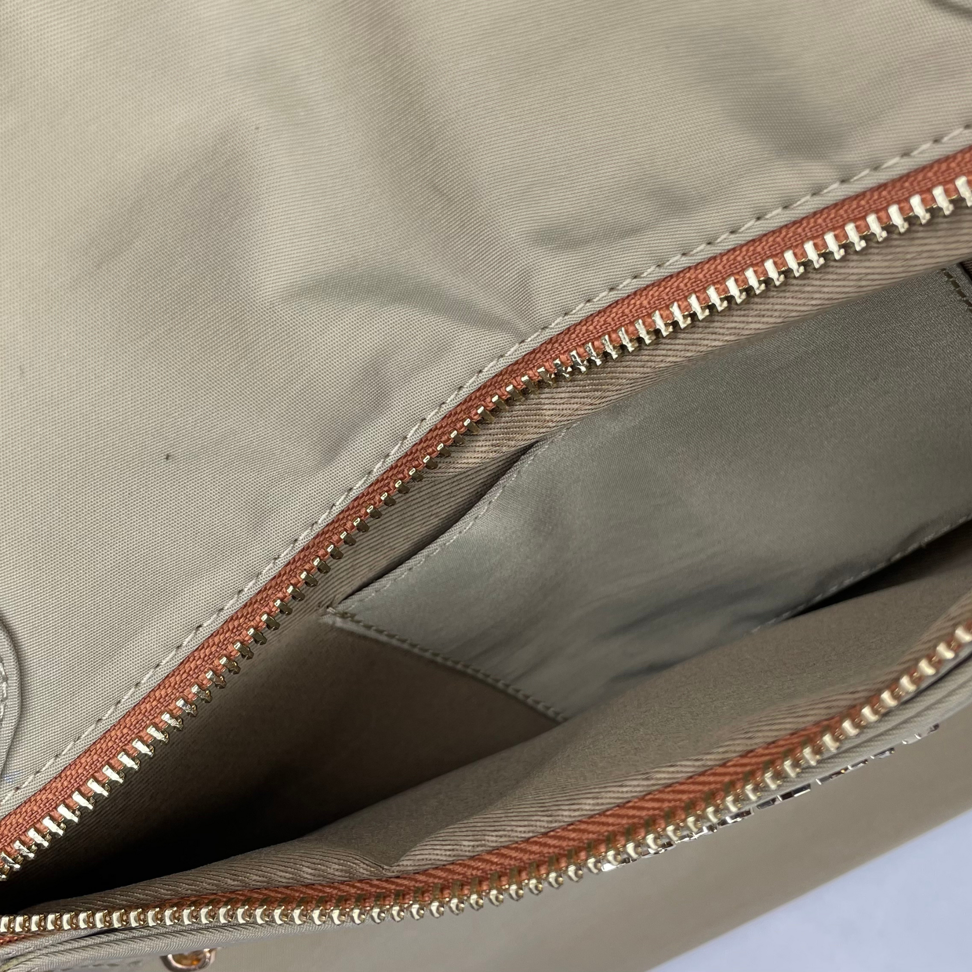 Cabin Tote Midi In Beige image 9